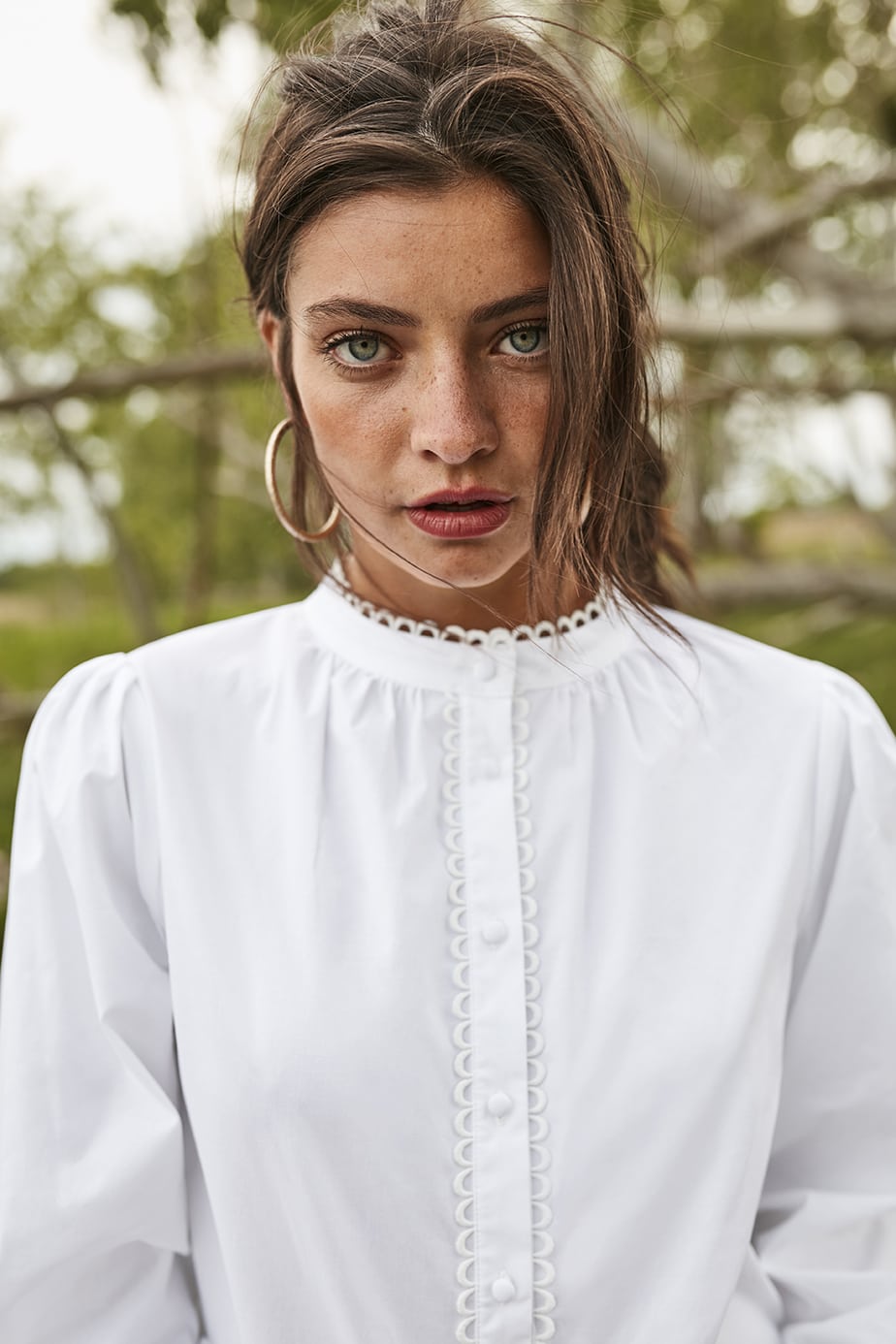 White shirt – a timeless classic in women’s closet