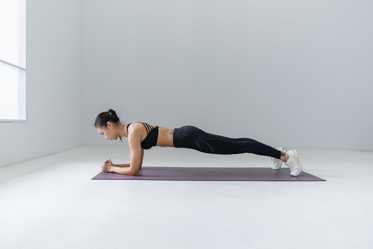 <strong>Plank</strong> – the most popular exercise that will effectively sculpt your figure!
