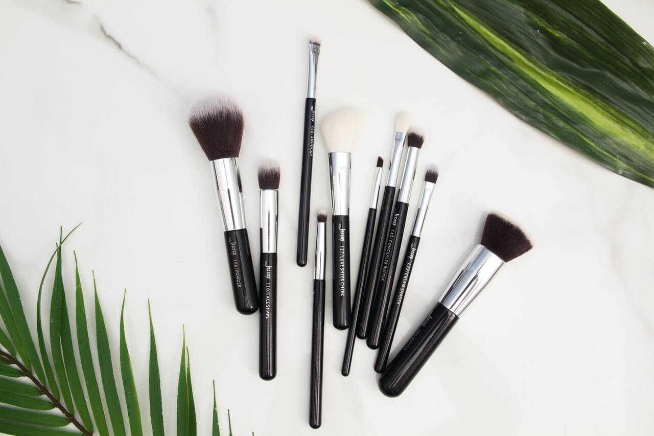 Guide to <strong>makeup brushes</strong>. We explain the differences!
